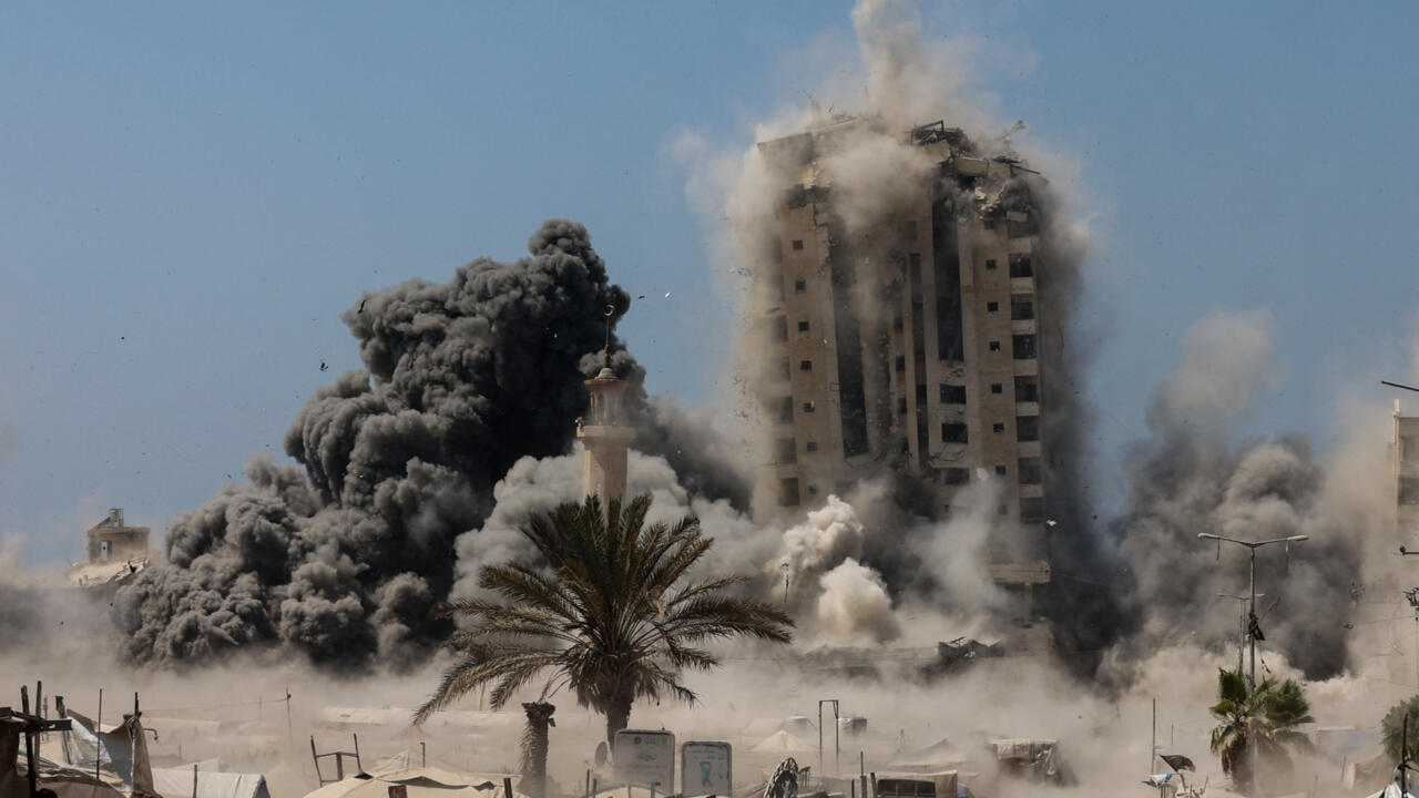 "الآن تفتح أبواب الجحيم".. مقاطع فيديو توثق مشاهد نسف الجيش الإسرائيلي لأبراج مدينة غزة