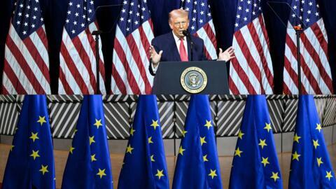 صورة مركبة للرئيس الأمريكي دونالد ترامب وهو يلقي كلمة خلال اجتماع أعضاء الحزب الجمهوري في مجلس النواب في واشنطن العاصمة في (06/01/2026)  وصورة لأعلام الاتحاد الأوروبي في بروكسل (18/12/2024)