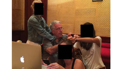 من بين الصور التي نشرها الديمقراطيون في لجنة الرقابة بالكونغرس يوم الخميس 18 ديسمبر/كانون الأول 2025.