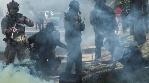 تصاعد الغاز المسيل للدموع خلال مواجهة مع ضباط من إدارة الهجرة والجمارك الأمريكية (ICE) وضباط فيدراليين في حي ليتل فيليج في شيكاغو، إلينوي، الولايات المتحدة، 4 أكتوبر 2025.