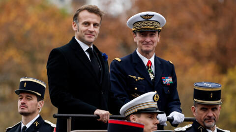 رئيس هيئة أركان الجيوش الفرنسية فابيان ماندون إلى جانب الرئيس الفرنسي إيمانويل ماكرون. الثلاثاء 11 نوفمبر/تشرين الثاني 2025.