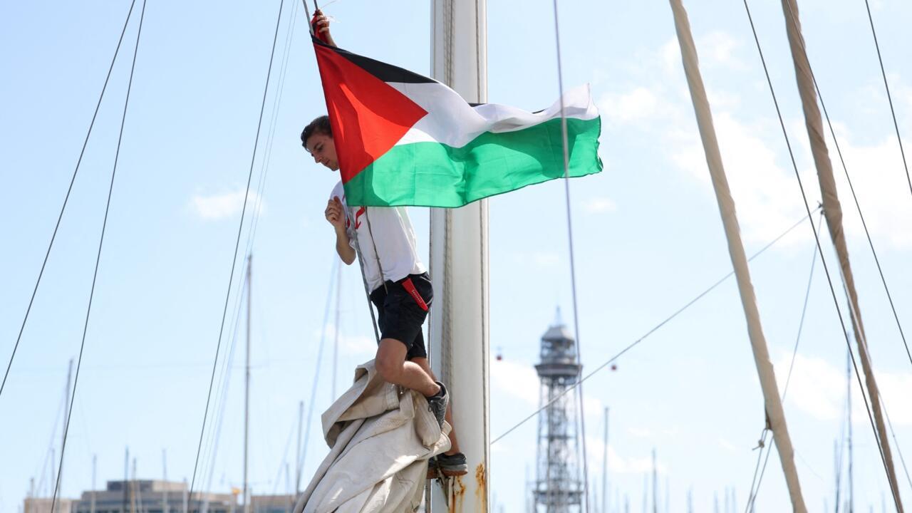 يحمل شخصيات عالمية بينها حفيد مانديلا.. "أسطول الصمود" يستعد للتوجه إلى قطاع غزة
