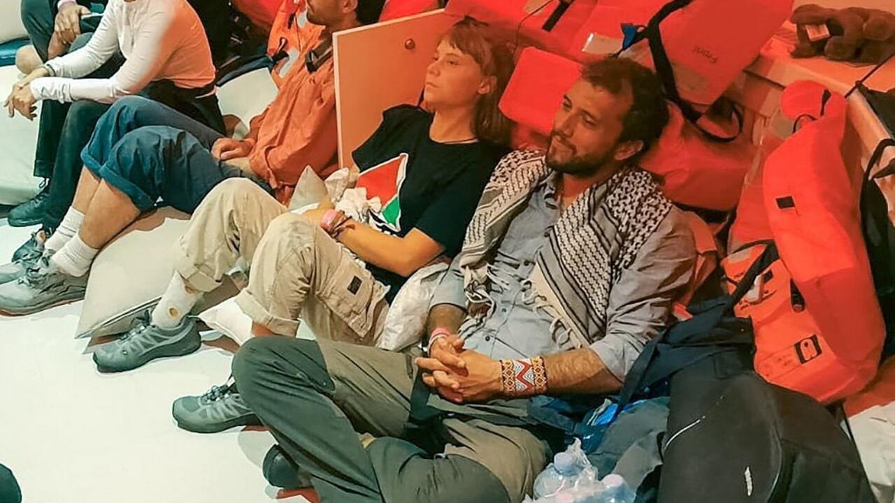أعضاء في "أسطول الصمود" عند وصولهم إلى إسطنبول: "السلطات الإسرائيلية عاملتنا كالحيوانات"