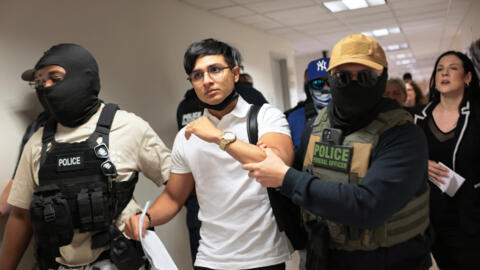 عملاء فيدراليون يحتجزون رجلاً أثناء خروجه من جلسة استماع في محكمة الهجرة بمبنى جاكوب ك. جافيتز الفيدرالي في 30 يوليو/تموز 2025 بمدينة نيويورك.