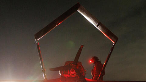 جندي أوكراني من فوج الأنظمة الجوية بدون طيار الرابع عشر المنفصل التابع لقوات الأنظمة الجوية بدون طيار (USF) التابعة للقوات المسلحة الأوكرانية يفحص مركبة جوية بدون طيار ذات ضربات عميقة قبل إطلاقها باتجاه الأراضي الروسية، وسط هجوم روسيا على أوكرانيا، في مكان غير معلن في أوكرانيا، في تاريخ غير معلن، 2025.