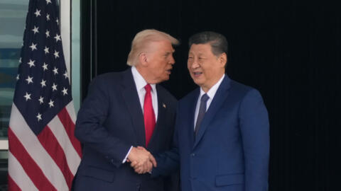 الرئيس الأميركي دونالد ترامب والرئيس الصيني شي جينبينغ يتصافحان بعد محادثاتهما في القمة الأميركية الصينية. في مطار جيمهاي الدولي بمدينة بوسان في كوريا الجنوبية، يوم الخميس 30 أكتوبر/تشرين الأول 2025.
