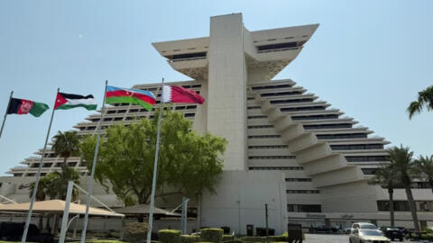 ترفرف أعلام أفغانستان والأردن وأذربيجان وقطر بينما تستعد قطر لاستضافة القمة العربية الإسلامية الطارئة في فندق شيراتون بالدوحة، في 14 سبتمبر/أيلول 2025.