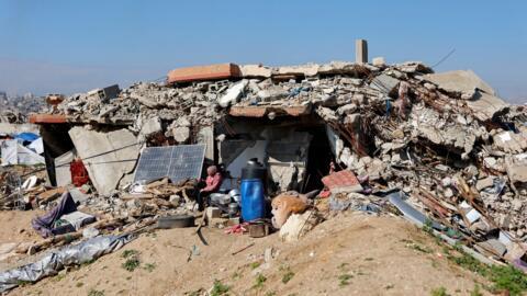 يعيش الفلسطينيون النازحون بين أنقاض المنازل التي دمرتها القوات الإسرائيلية خلال أكثر من عامين من الحرب على قطاع غزة، في مخيم جباليا شمال القطاع، في 17 يناير/كانون الثاني 2026.