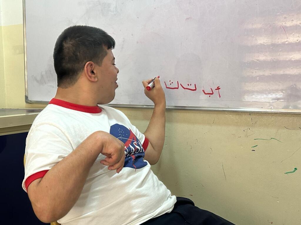 أحد أطفال معهد الطفولة السعيدة بالموصل.