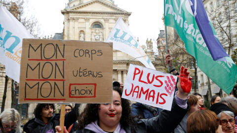 امرأة تحمل لافتة كتب عليها "جسدي، رحمي، خياري" خلال مظاهرة نظمتها مجموعة " الإجهاض في أوروبا، النساء يقررن"  وذلك في سياق إدراج حق الإجهاض في الدستور، باريس، فرنسا (28 فبراير 2024).