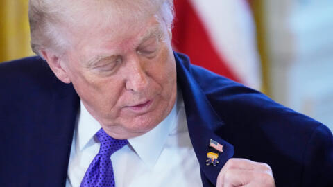 الرئيس الأميركي دونالد ترامب يرتدي دبوس أطلق عليه اسم "ترامب السعيد"، خلال اجتماع مع مسؤولين تنفيذيين في قطاع النفط في البيت الأبيض، يوم الجمعة 9 يناير/كانون الثاني 2026.