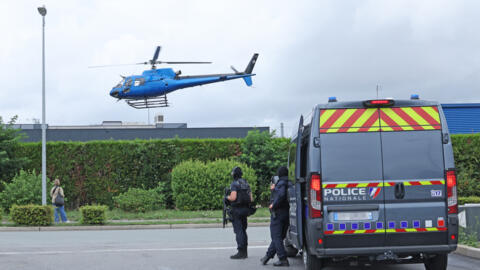 عناصر من الشرطة الفرنسية  خارج سجن "فيندين لو فييل" في شمال فرنسا، 22 تموز/يوليو 2025.