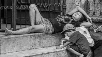 أم مشرّدة وطفلها في مانيلا بالفلبين