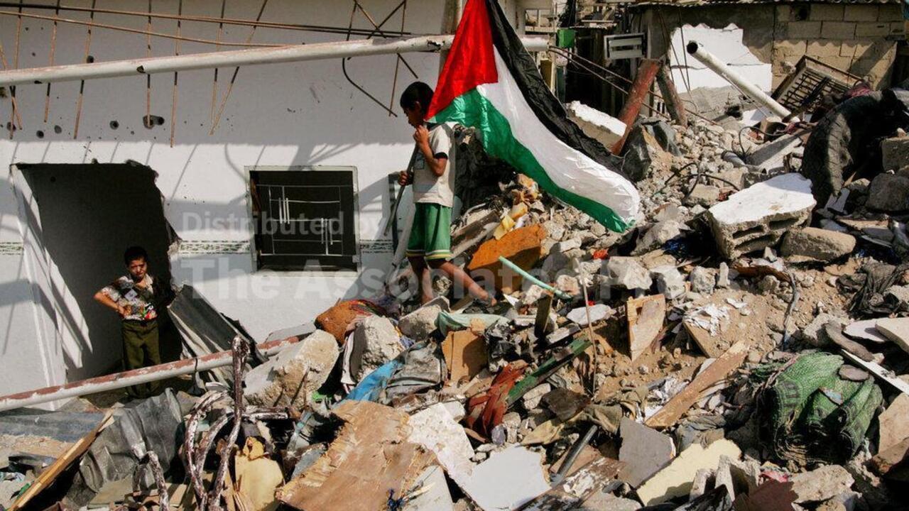 ألف شاحنة فقط من أصل 6600 دخلت غزة منذ وقف الحرب وتبادل جثامين وأسرى رغم التوتر الأمني