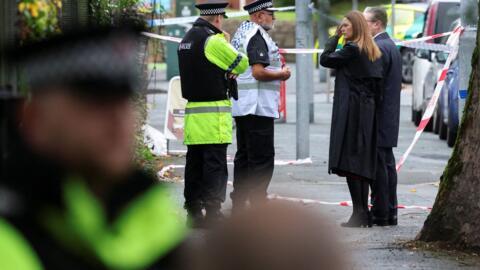 رئيس الوزراء البريطاني كير ستارمر وزوجته فيكتوريا يتحدثان مع ضباط شرطة مانشستر الكبرى أثناء زيارتهم لموقع الحادث خارج كنيس هيتون بارك اليهودي في كرامبسال، شمال مانشستر، في 3 أكتوبر/تشرين الأول 2025