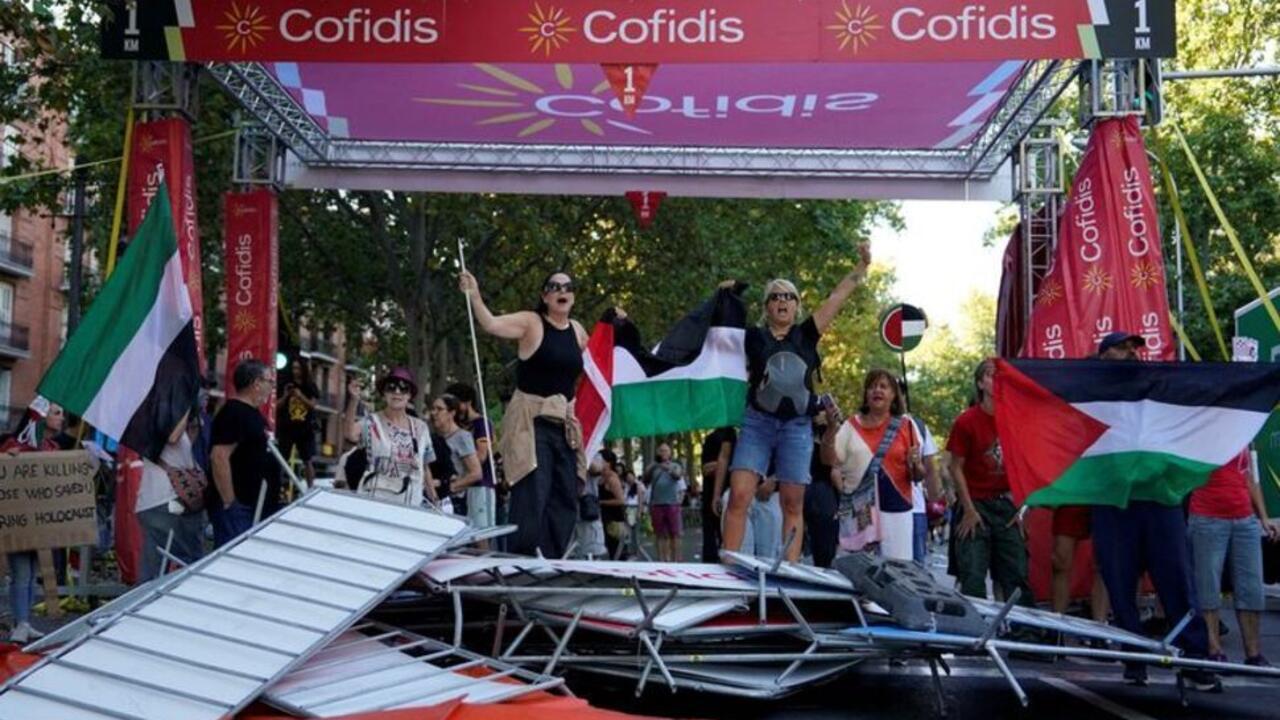 الاحتجاجات المناهضة لإسرائيل تؤدي إلى إنهاء مبكر لسباق الدراجات في إسبانيا