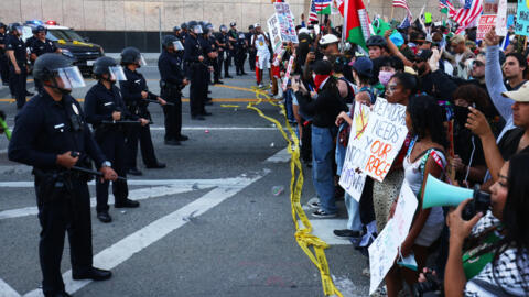 ضباط الشرطة يغلقون شارعا خارج مركز الاحتجاز الحضري في وسط مدينة لوس أنجلوس خلال احتجاج "لا للملوك" يوم السبت 18 أكتوبر 2025