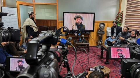 مؤتمر صحفي عبر الإنترنت مع وزير الدفاع الأفغاني الملا محمد يعقوب بعد توقيعه اتفاق وقف إطلاق النار مع نظيره الباكستاني خواجة آصف في قطر، في مركز الإعلام الحكومي في كابول، أفغانستان (19/10/2025)