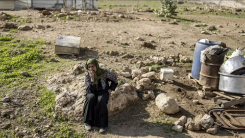 امرأة تبكي بينما تقوم عائلتها بتوضيب أمتعتها ومغادرة تجمع رأس عين العوجا في الضفة الغربية بسبب اعتداءات المستوطنين