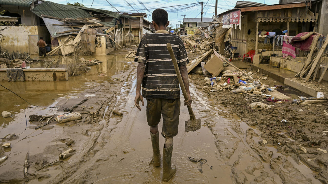 ارتفاع حصيلة الفيضانات في إندونيسيا إلى 950 قتيلا و5 آلاف مصاب