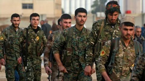 تدفع القوات الحكومية السورية "قوات سوريا الديمقراطية" ذات الغالبية الكردية نحو شرق نهر الفرات.