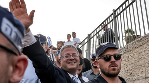 وزير الأمن القومي الإسرائيلي اليميني المتطرف إيتامار بن غفير لدى وصوله إلى باب العامود في البلدة القديمة بالقدس في 26 مايو/أيار 2025، خلال مسيرة أعلام إحياء لذكرى احتلال الجيش الإسرائيلي القطاع الشرقي من المدينة عام 1967