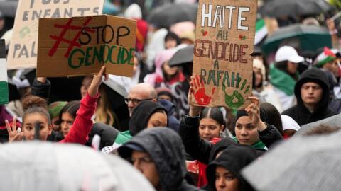 متظاهرون يحملون لافتات تضامنًا مع الفلسطينيين خلال مظاهرة دعت إليها منظمات الكاناك ومجموعة "طوارئ فلسطين" والحركات المناهضة للفاشية في ساحة الجمهورية في باريس في 1 يونيو 2024.