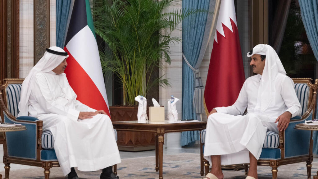 أمير قطر الشيخ تميم بن حمد آل ثاني وهو يستقبل ولي عهد الكويت الشيخ صباح خالد الحمد الصباح في الدوحة في 11 سبتمبر/أيلول 2025. وقد انتقد قادة العالم، بمن فيهم الرئيس الأمريكي، إسرائيل بشدة في 9 سبتمبر/أيلول لاستهدافها قادة حماس في العاصمة القطرية، قطر، الحليف الغربي الذي استضافت جولات متعددة من محادثات وقف إطلاق النار في غزة.