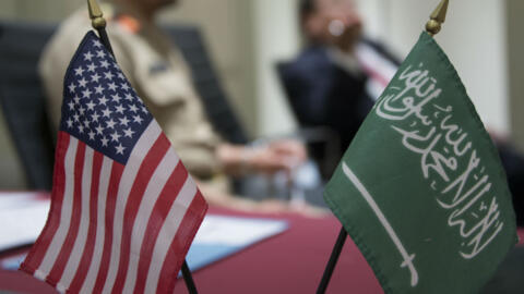 العلم الامريكي  وعلم المملكة العربية السعودية / أرشيف