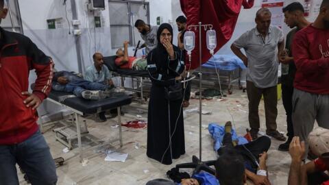 مصابون بنيران إسرائيلية أثناء انتظارهم المساعدات قبالة مؤسسة غزة الإنسانية الخاصة على طريق صلاح الدين، في مستشفى العودة في مخيم النصيرات للاجئين في وسط قطاع غزة في 24 يونيو 2025.