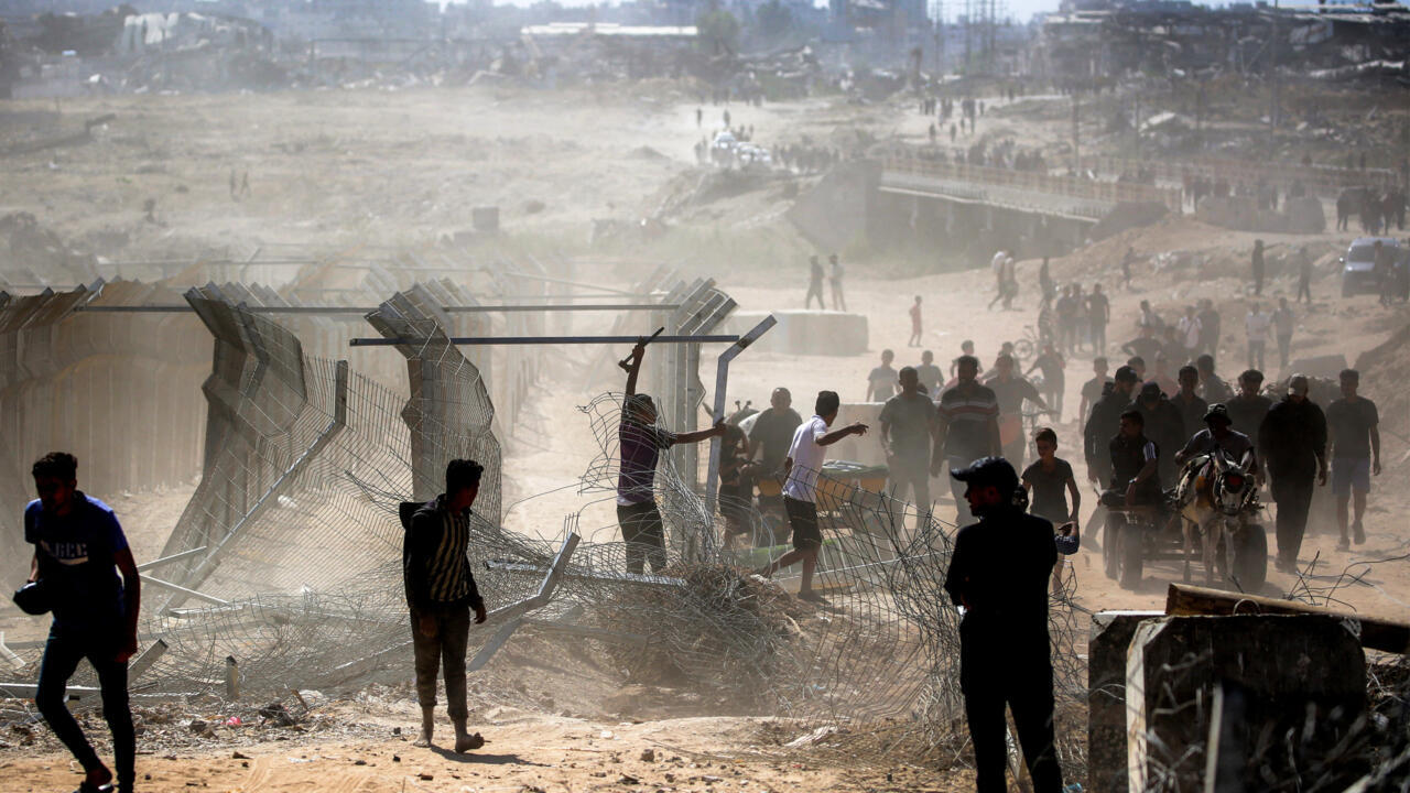 "فداءاً لفلسطين"... أصوات الغزيين العائدين إلى مناطقهم تعلو فوق الركام