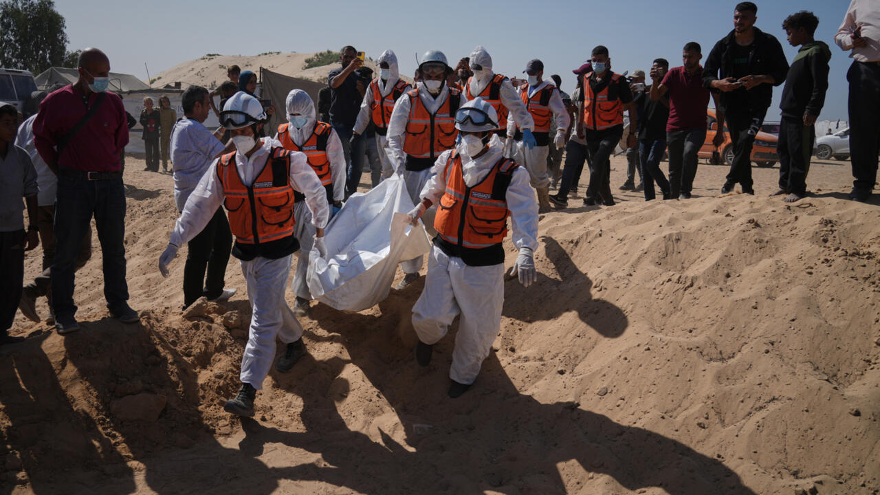 السلطات الصحية في غزة: إسرائيل سلمت جثامين 30 فلسطينيا تظهر عليها آثار التنكيل