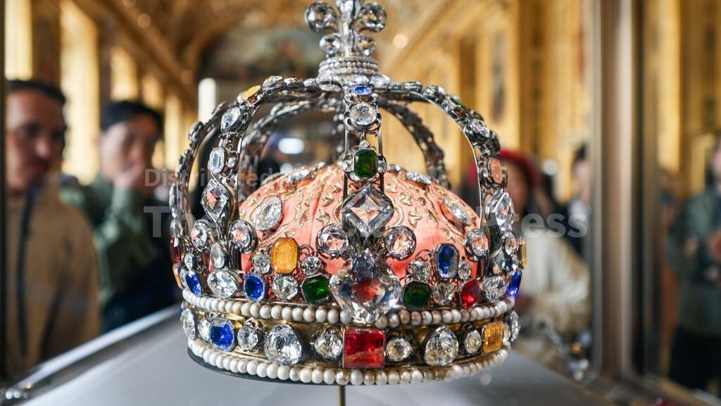 إدارة اللوفر تقدر قيمة أضرار سرقته وتأمل ألا يتم "تدمير" المجوهرات