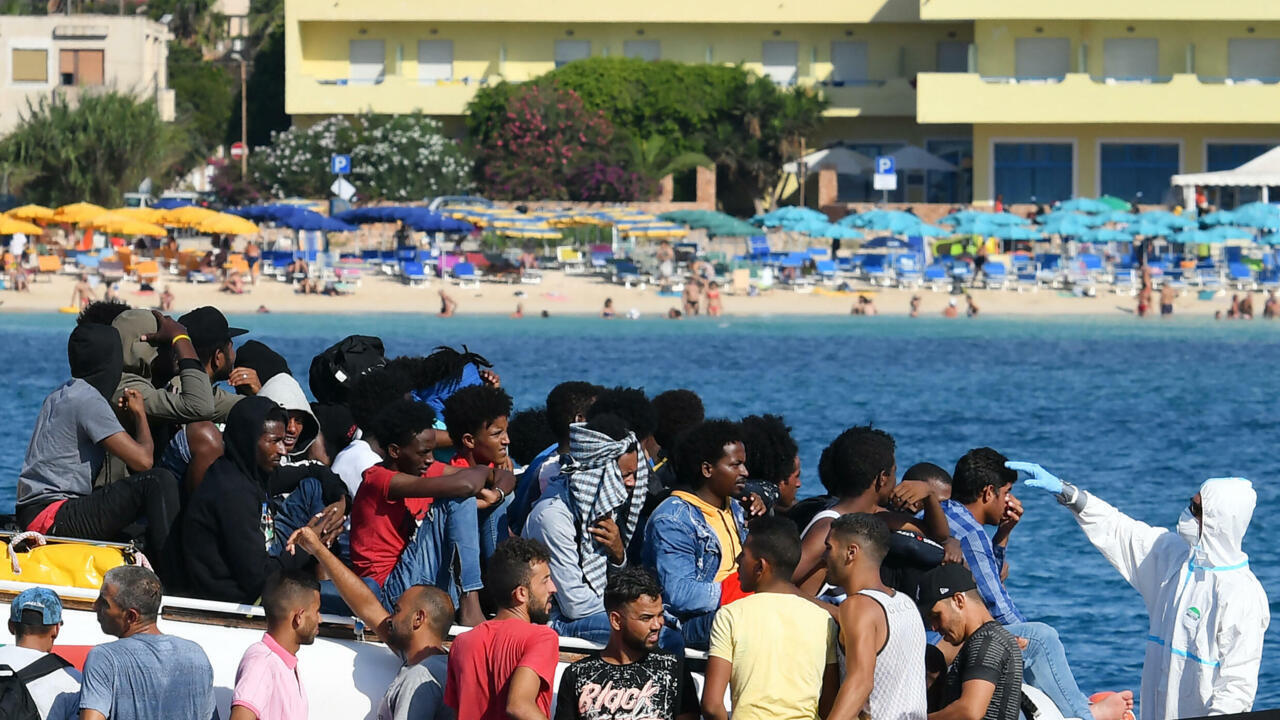 بدء محاكمة طاقم إنقاذ مهاجرين في سابقة قضائية بإيطاليا