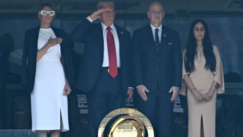 السيدة الأولى الأمريكية ميلانيا ترامب، والرئيس الأمريكي دونالد ترامب، ورئيس الاتحاد الدولي لكرة القدم (فيفا) جياني إنفانتينو وزوجته لينا الأشقر يحضرون المباراة النهائية لكأس العالم للأندية 2025 بين تشيلسي الإنجليزي وباريس سان جيرمان الفرنسي في ملعب ميتلايف في إيست روثرفورد، نيو جيرسي في 13 يوليو 2025.