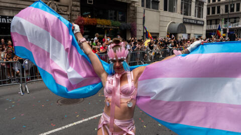 أحد المتحولين جنسيا في مسيرة الفخر في مدينة نيويورك 30/06/2025