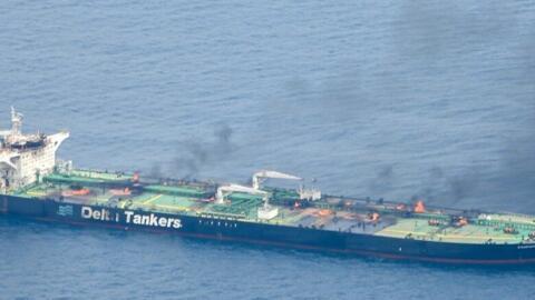 تصاعد النيران والدخان من ناقلة النفط "سونيون" التي تحمل العلم اليوناني، والتي اشتعلت فيها النيران منذ 23 أغسطس/آب، في البحر الأحمر، 28 أغسطس/آب 2024.