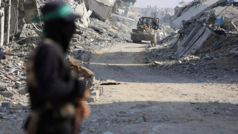 مسلح من حركة حماس الفلسطينية بالقرب من ما يسمى "الخط الأصفر" الذي انسحبت إليه القوات الإسرائيلية بموجب اتفاق وقف إطلاق النار، في مدينة غزة، 2 نوفمبر/تشرين الثاني 2025.