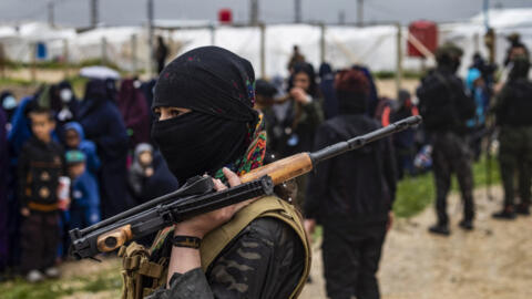 مقاتلون من الأمن الداخلي الكردي وقوات (قسد) في مخيم روج، بمحافظة الحسكة شمال شرق سوريا (05/04/2025)