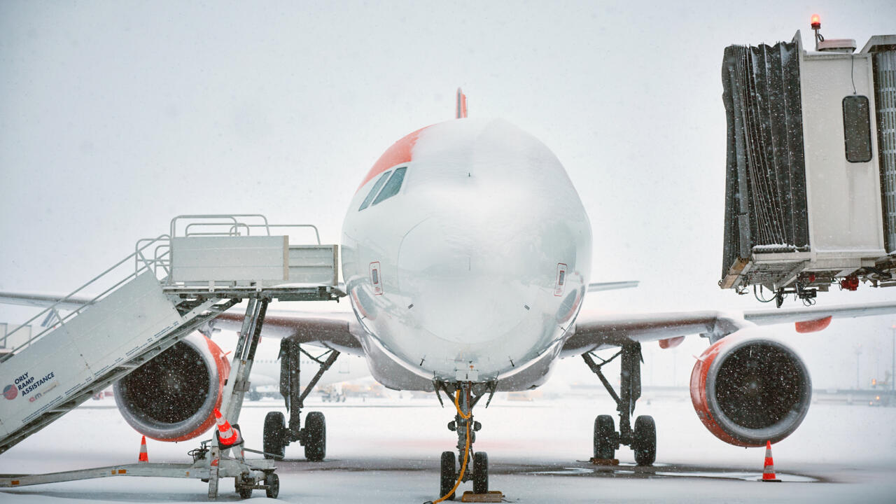 موجة البرد في أوروبا تحدث فوضى في حركة النقل