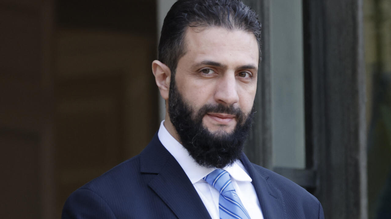 فيديو: أحمد الشرع يلجأ إلى مهاراته في البلياردو لإيصال رسائل سياسية