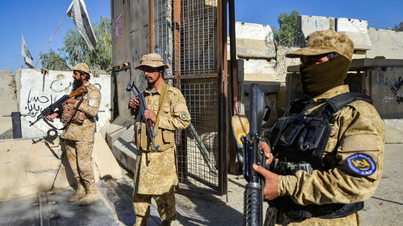تصعيد دموي على الحدود بين باكستان وأفغانستان: عشرات القتلى والبلدان يتوعدان برد عنيف