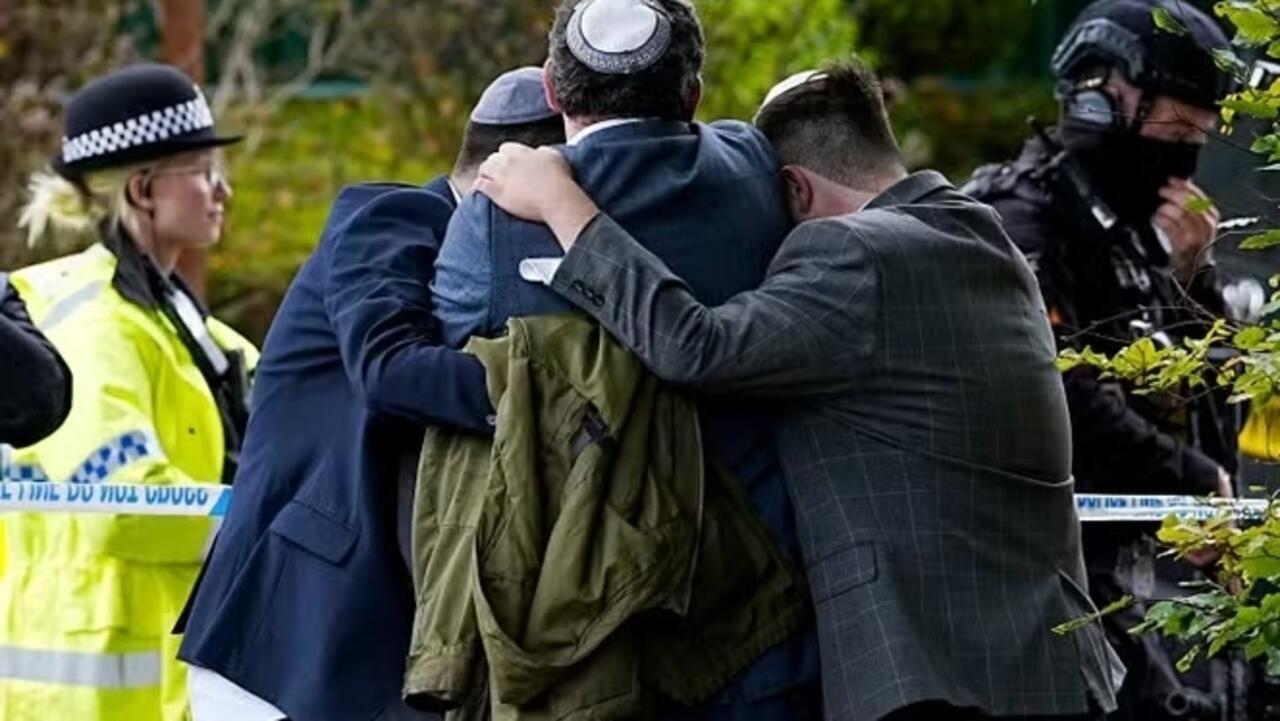 هجوم مانشستر يقلق يهود بريطانيا وستارمر يتعهد بالقضاء على معاداة السامية