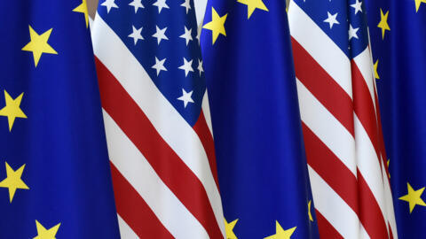 أعلام الولايات المتحدة والاتحاد الأوروبي في مقر الاتحاد الأوروبي، في بروكسل.