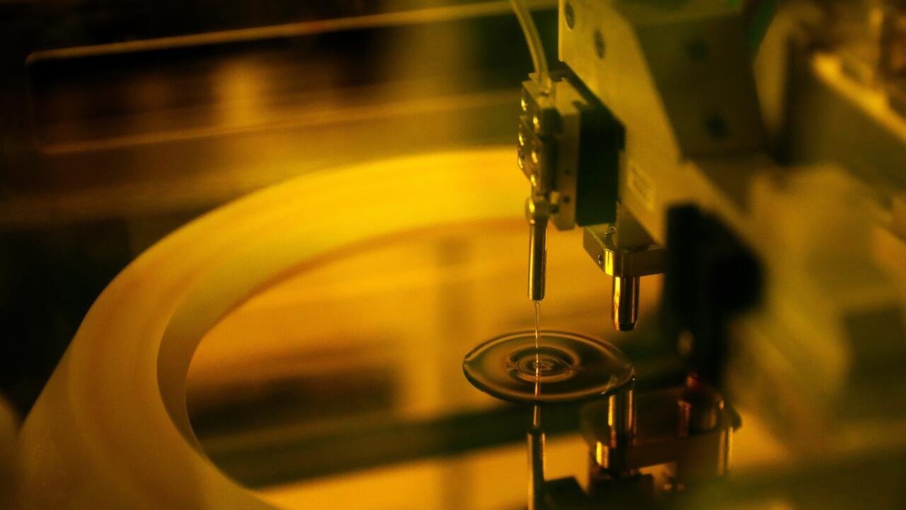 آلاف السويديين يزرعون رقائق إلكترونية في أيديهم لتسهيل الحياة اليومية