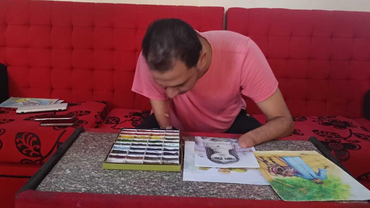 قصص من مصر: رحلة رضا فضل من فقدان الأصابع إلى قمة الإبداع