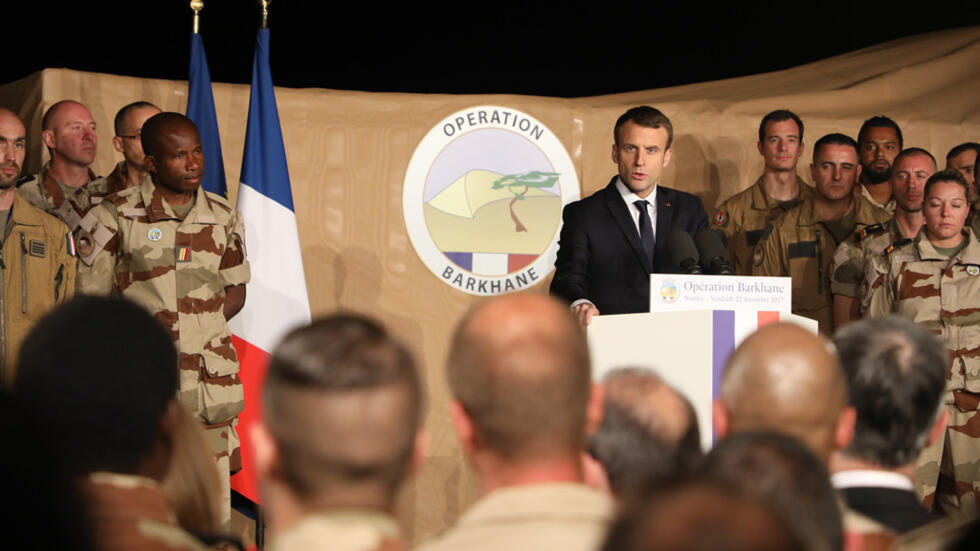 ماكرون متحدثاً إلى جنود فرنسيين خلال زيارته إلى القاعدة الجوية الفرنسية في العاصمة النيجيرية