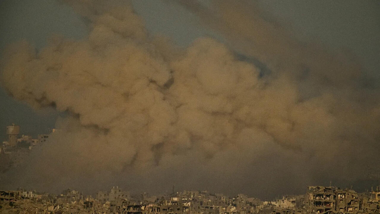 مقتل 60 فلسطينيا مع استمرار الهجوم الإسرائيلي على مدينة غزة وحماس تحذر من خطر على حياة الرهائن