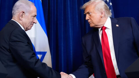 الرئيس الأميركي دونالد ترامب يصافح  رئيس الوزراء الإسرائيلي بنيامين نتنياهو خلال مؤتمر صحفي في منتجع مارالاغو، يوم الاثنين 29 كانون الأول/ديسمبر 2025، في بالم بيتش بولاية فلوريدا.