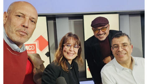 الضيوف: رزيقة عدنان، مختصة في الفلسفة وباحثة في الفكر الإسلامي، تميم هيكل، إعلامي، ويوسف لهلالي، صحافي ومحلل السياسي، ومقدم البرنامج (يمين) مصطفى الطوسة